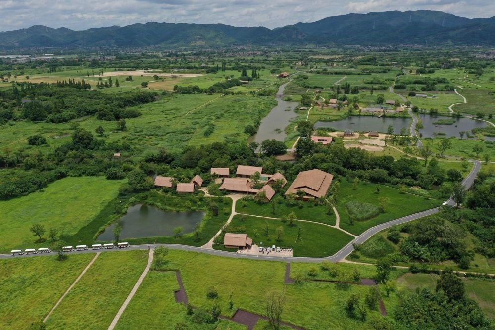 這是在浙江省杭州市余杭區(qū)拍攝的良渚古城遺址公園（2022年7月6日攝，無人機照片）。新華社記者 黃宗治 攝