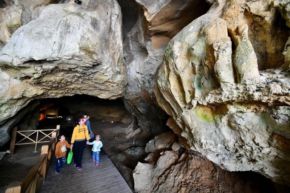 游人在位于福建省三明市三元區(qū)巖前鎮(zhèn)的萬壽巖遺址船帆洞游覽（2020年4月9日攝）。新華社記者 姜克紅 攝