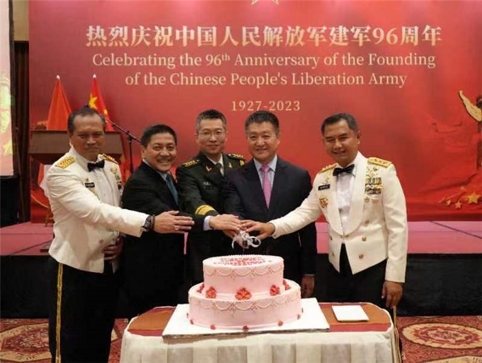 圖為陸慷大使與印尼貴賓共切生日蛋糕。中國(guó)駐印度尼西亞使館供圖