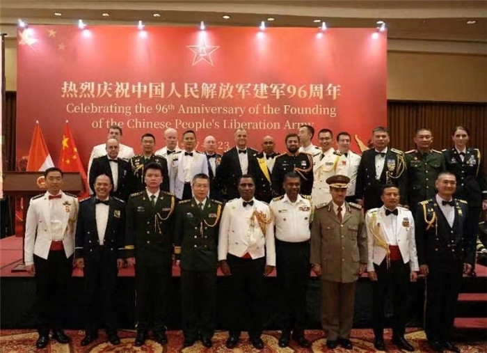 圖為徐勝武官與參加招待會(huì)的各國(guó)武官、武官處代表合影。中國(guó)駐印度尼西亞使館供圖