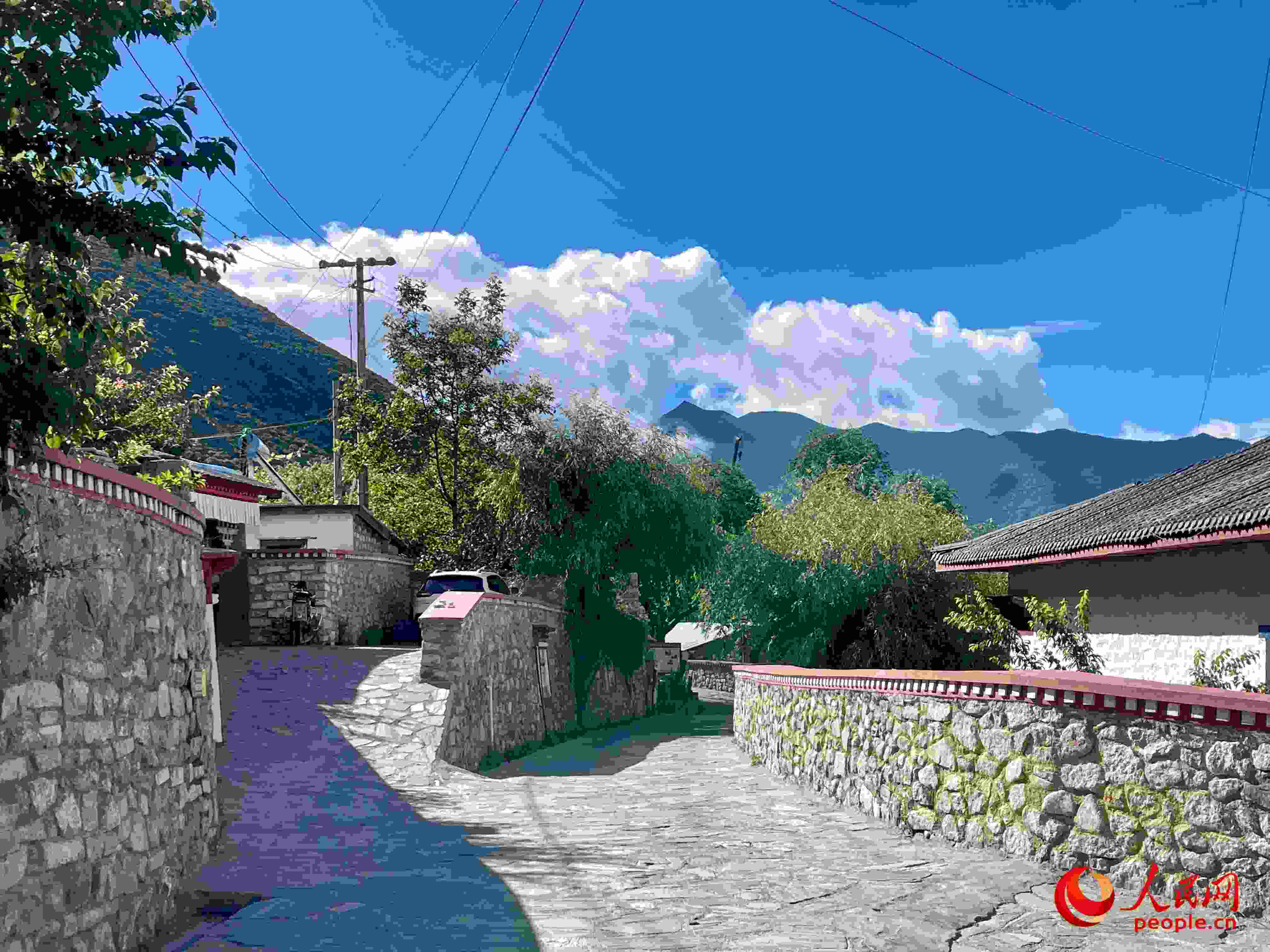 嘎拉村的村貌。人民網(wǎng) 周靜圓攝