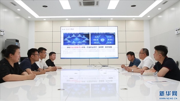 相關(guān)部門工作人員來到遼寧牧龍科技有限公司，了解企業(yè)訴求。新華網(wǎng)丁成玉攝