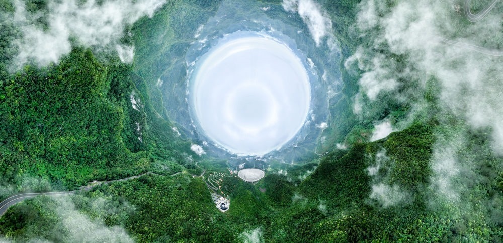 6月22日拍攝的“中國天眼”全景（維護保養(yǎng)期間拍攝，無人機全景拼接照片）。新華社記者 歐東衢 攝