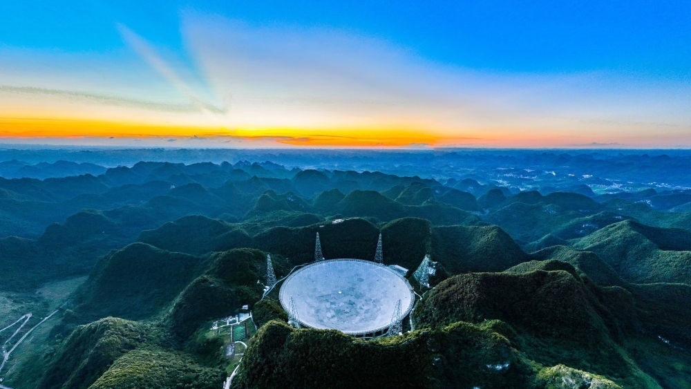 2022年7月21日，霞光中的“中國天眼”（維護保養(yǎng)期間拍攝）。新華社記者 歐東衢 攝