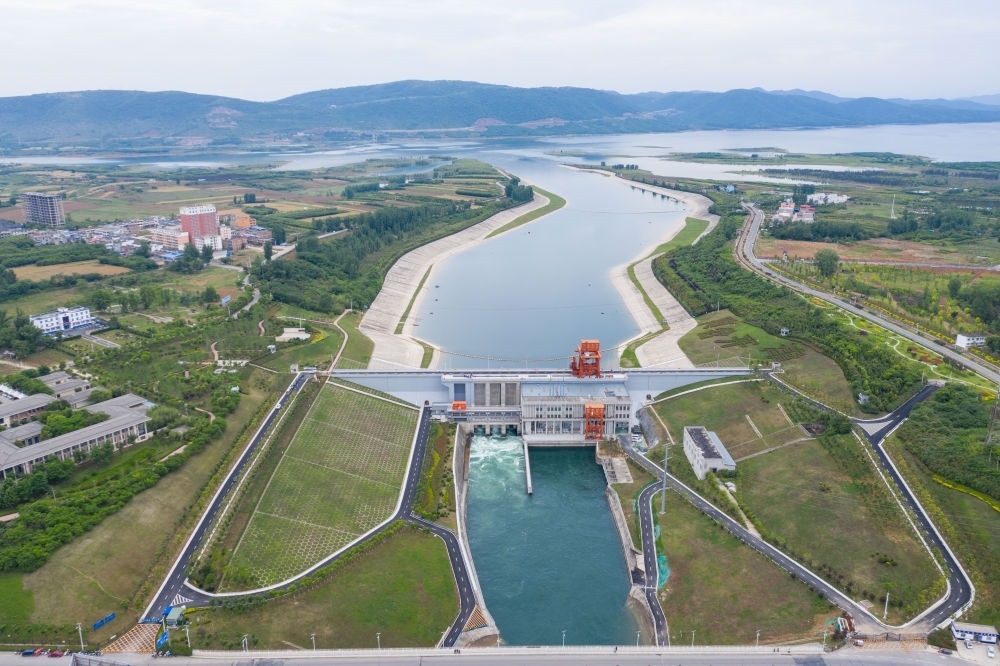 這是2021年5月20日在河南省南陽市淅川縣拍攝的南水北調(diào)中線工程陶岔渠首（無人機照片）。新華社記者 才揚 攝