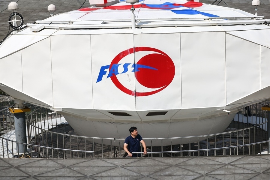 2022年8月25日，F(xiàn)AST運行和發(fā)展中心常務(wù)副主任、總工程師姜鵬在饋源艙前（維護保養(yǎng)期間拍攝）。新華社記者 歐東衢 攝