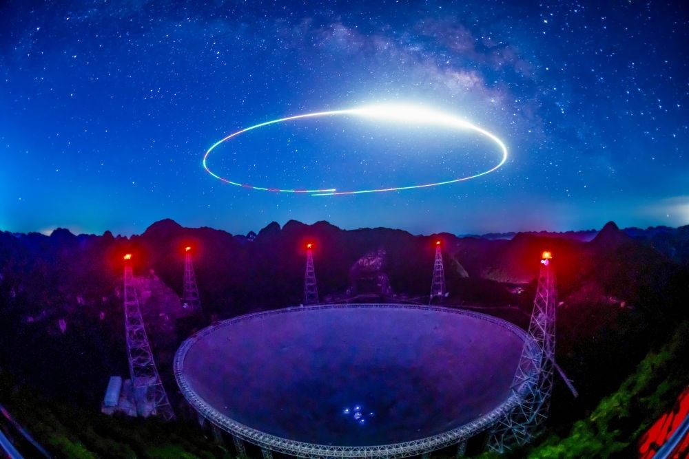 2022年7月24日拍攝的“中國天眼”夜景（維護保養(yǎng)期間拍攝，無人機光繪）。新華社記者 歐東衢 攝