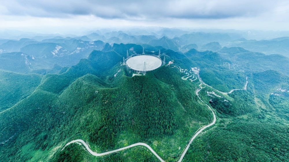 7月26日拍攝的“中國天眼”全景（維護保養(yǎng)期間拍攝）。新華社記者 歐東衢 攝