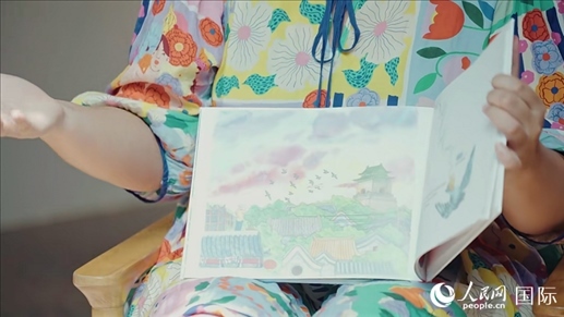 柳芭向人民網(wǎng)記者展示自己的作品。人民網(wǎng) 張若涵攝
