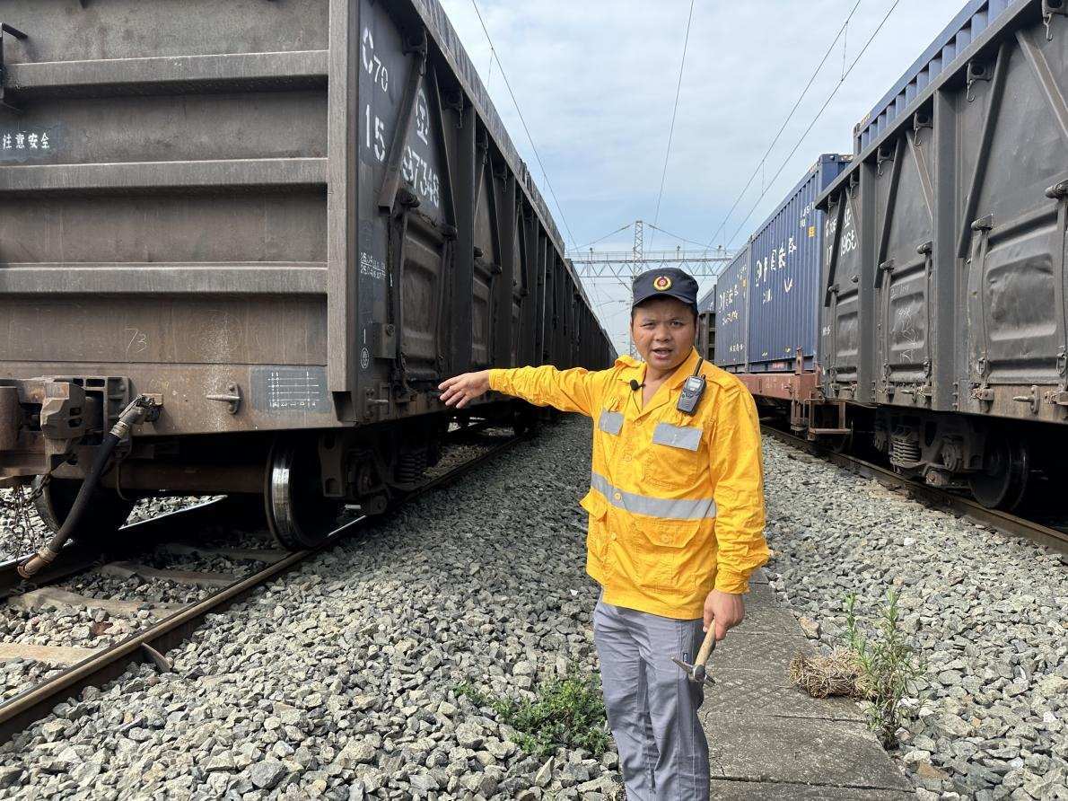 劉偉在向記者介紹檢車注意事項(xiàng)。人民網(wǎng) 王紹紹攝