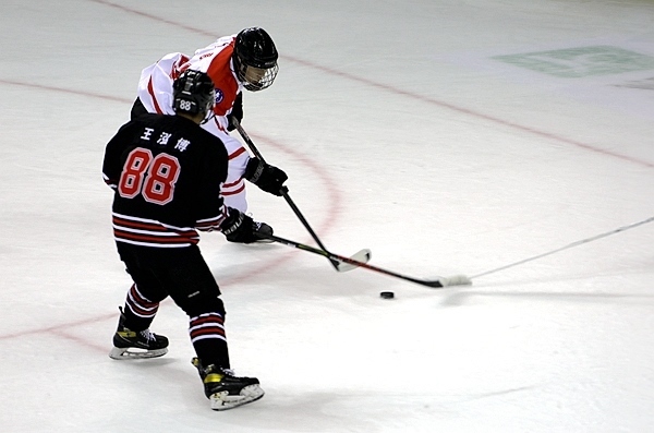 陜西隊球員馬思成與黑龍江隊球員王泓博爭搶。人民網(wǎng)記者 胡雪蓉攝