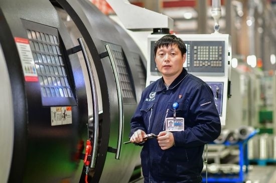 孫明在數(shù)控機(jī)床生產(chǎn)車間。航空工業(yè)沈飛供圖