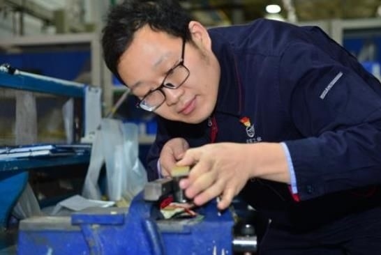 工作中的方文墨。航空工業(yè)沈飛供圖