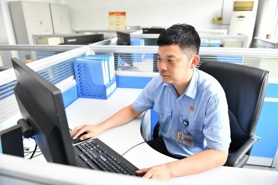 工作中的康凱。航空工業(yè)沈飛供圖