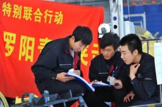 在工作中的“羅陽(yáng)青年突擊隊(duì)”隊(duì)員。航空工業(yè)沈飛供圖