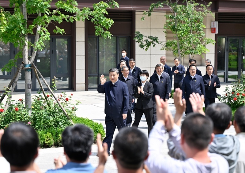 2023年5月10日，習近平在河北省雄安新區(qū)容東片區(qū)南文營社區(qū)考察。