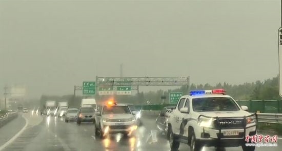 8月2日，京港澳高速，高速交警涿州大隊(duì)警車帶道引導(dǎo)救援物資車隊(duì)進(jìn)入涿州災(zāi)區(qū)。
