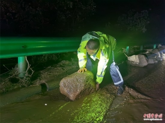 7月31日，張涿高速，高速交警涿鹿大隊(duì)民警清理山體滑坡路面落石。