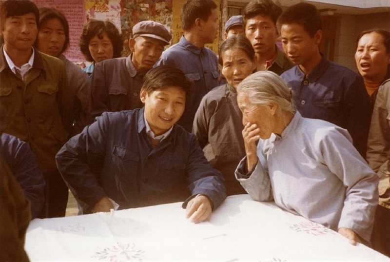 這是1983年，時任河北正定縣委書記的習近平（前排居中），臨時在大街上擺桌子聽取老百姓意見。