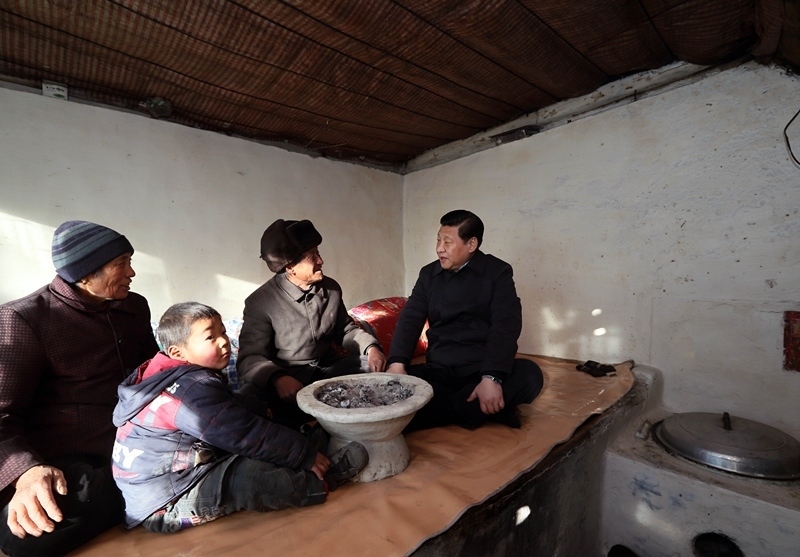 2012年12月30日，習近平在河北省阜平縣龍泉關鎮(zhèn)駱駝灣村看望唐榮斌老人一家。