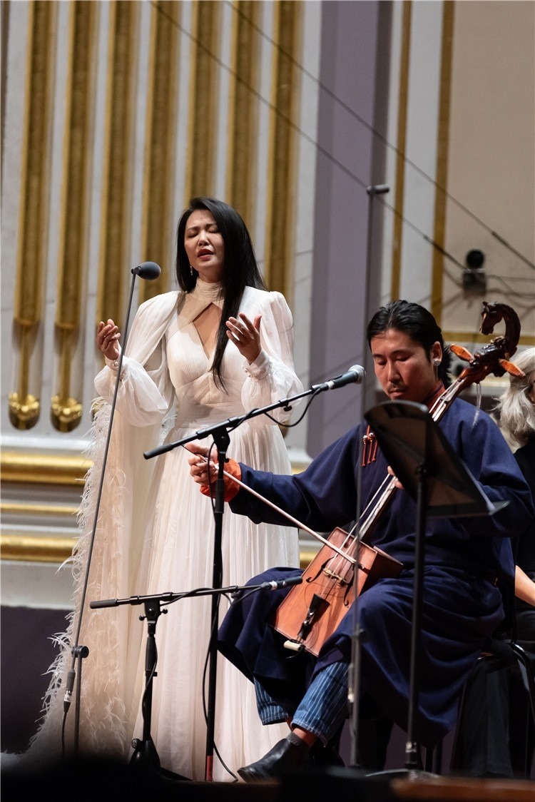 圖片說(shuō)明： 8月5日，2023愛丁堡國(guó)際藝術(shù)節(jié)開幕式音樂會(huì)《慈悲頌》的演出現(xiàn)場(chǎng)。藝術(shù)節(jié)組委會(huì)供圖