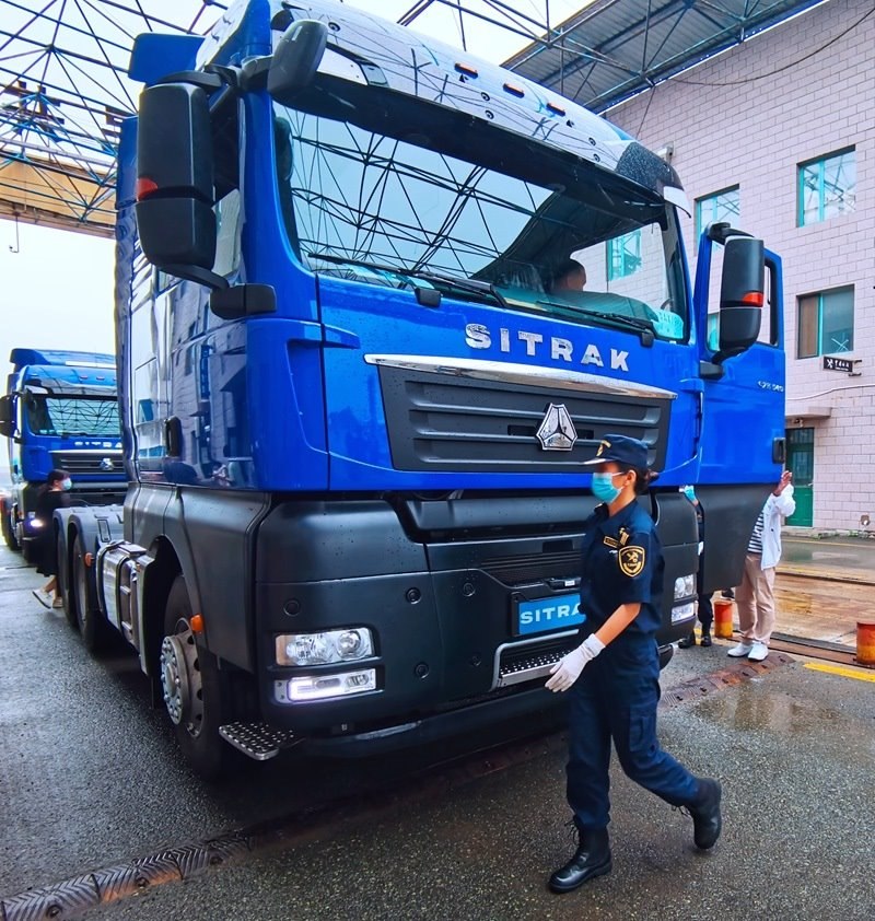 關員正在對出口車輛進行登臨檢查。人民網(wǎng)記者 栗翹楚攝
