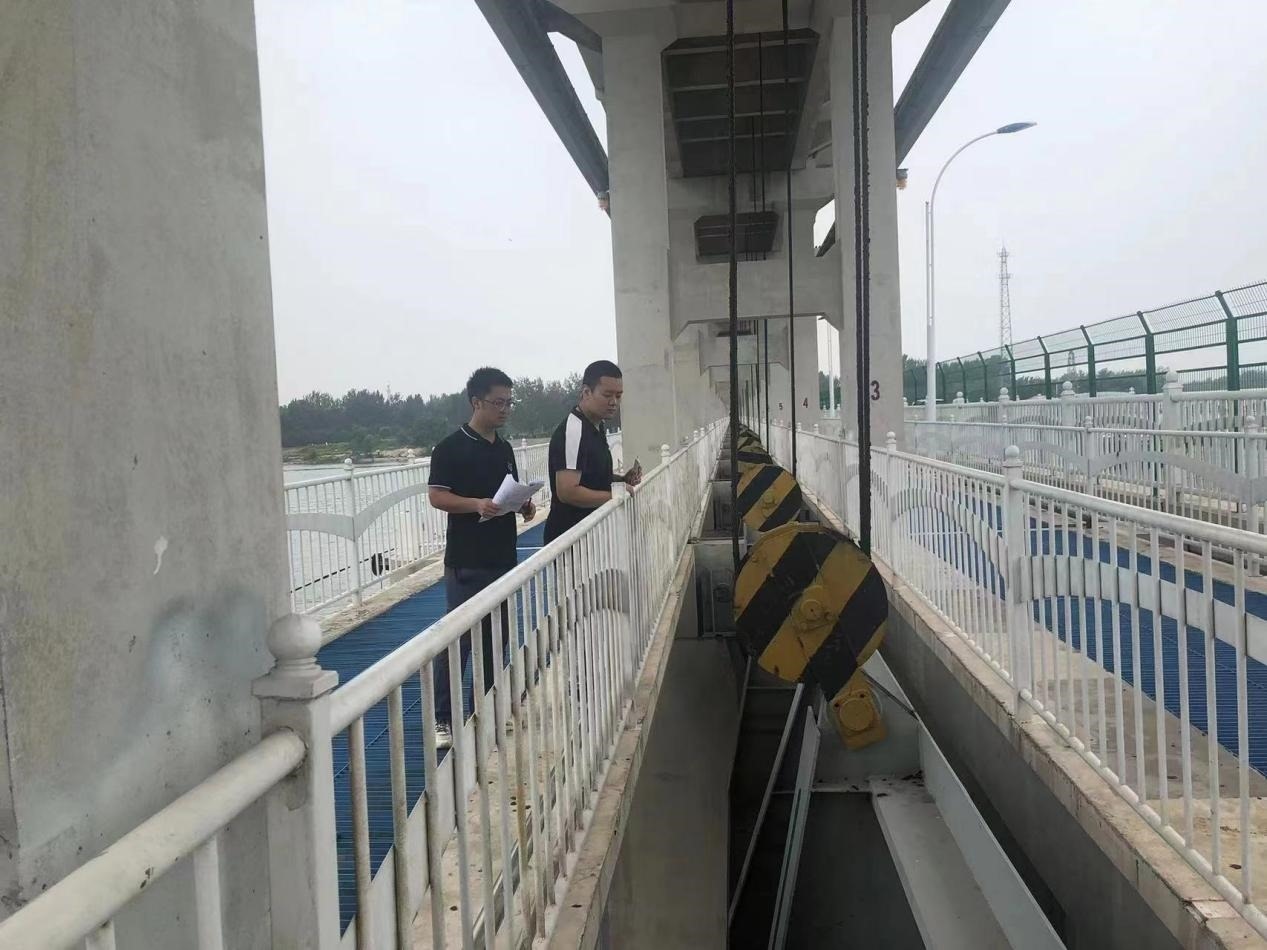 海委海河下游管理局獨流減河進洪閘管理處工作人員檢查水閘閘門啟閉機。受訪者供圖