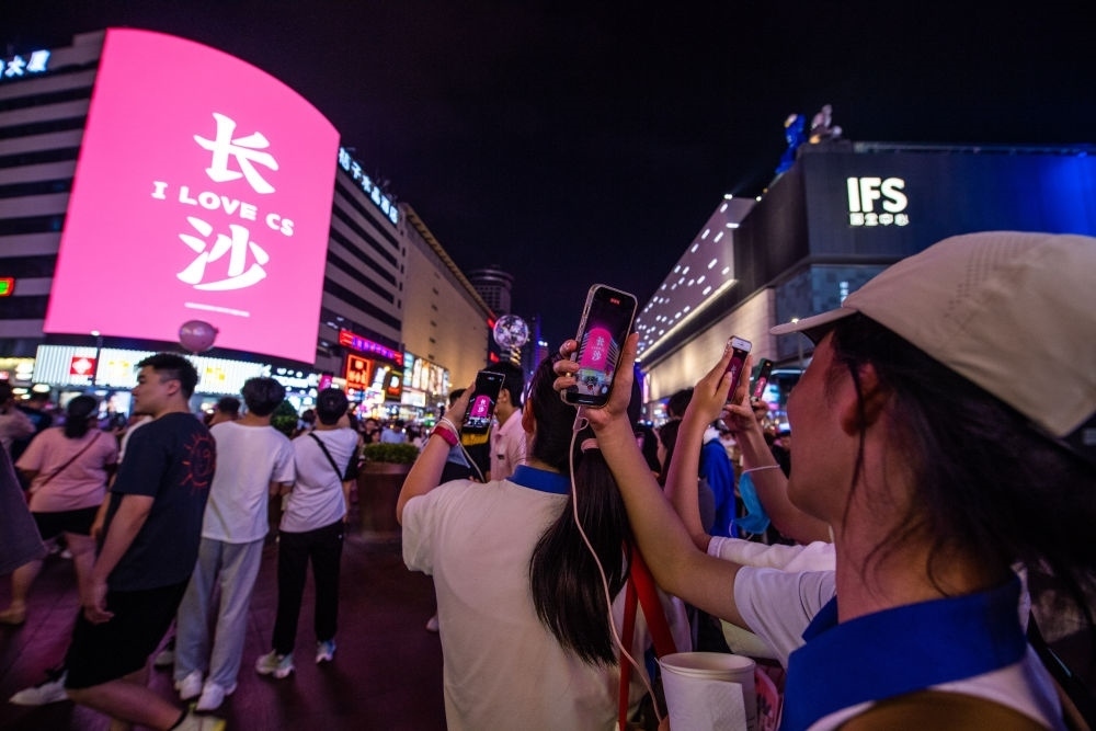  游客在長沙市天心區(qū)黃興路步行街打卡、拍照（6月7日攝）。新華社記者 陳思汗 攝