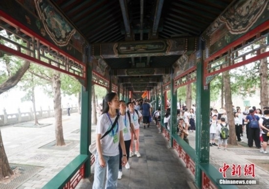 圖為學(xué)員們游覽長(zhǎng)廊。<a target='_blank' href='/'><p align=