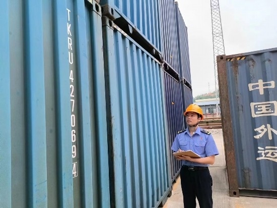 鐵路貨運員在檢查集裝箱箱體情況、記錄箱號。中國鐵路廣州局集團有限公司供圖
