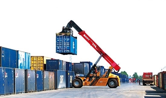 石家莊國(guó)際陸港內(nèi)整裝待發(fā)的集裝箱。 石家莊國(guó)際陸港供圖