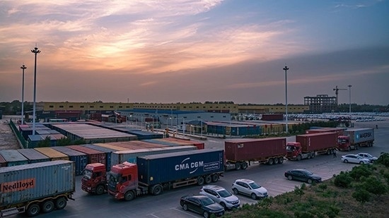 石家莊國(guó)際陸港內(nèi)整裝待發(fā)的集裝箱。 石家莊國(guó)際陸港供圖