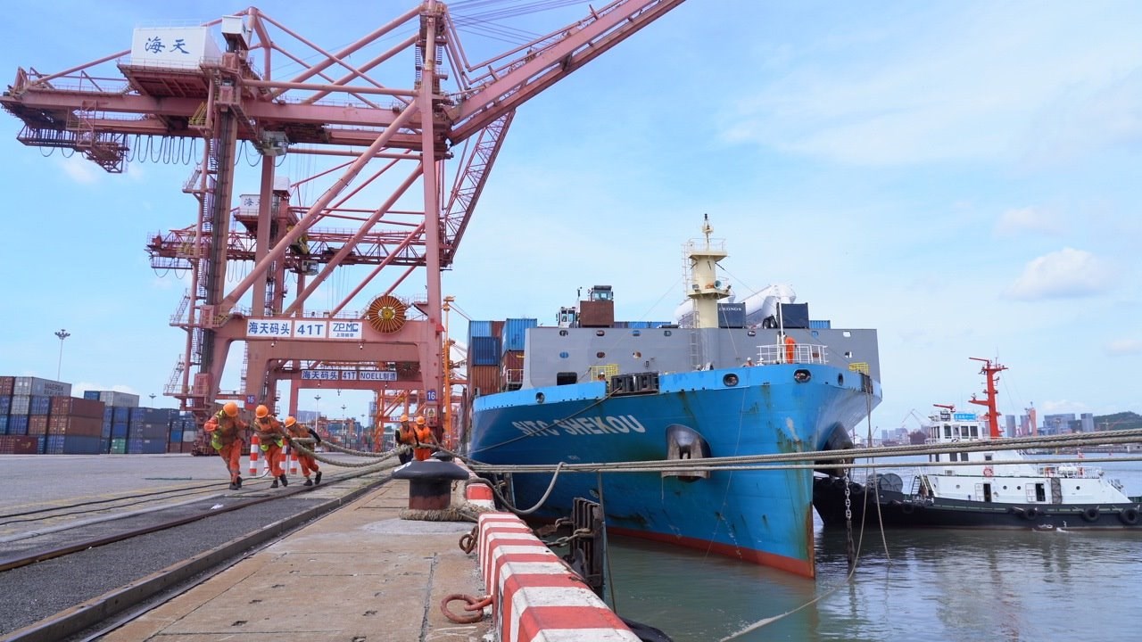 7月22日上午，“絲路海運”電商快線“海豐蛇口”輪?？繌B門海天碼頭12號泊位裝卸集裝箱貨物。人民網(wǎng)記者 蘭志飛攝