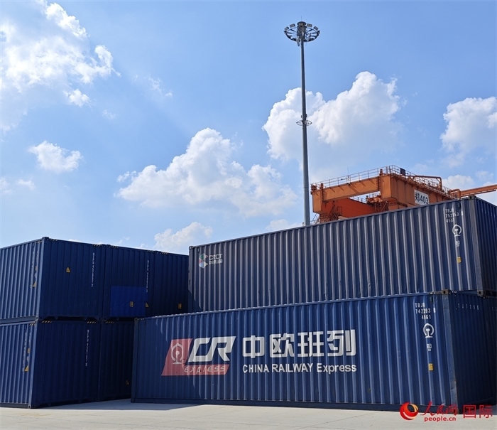 8月3日，中歐班列（中豫號(hào)）集裝箱在鄭州車站海關(guān)等候查驗(yàn)。人民網(wǎng) 崔譯戈攝