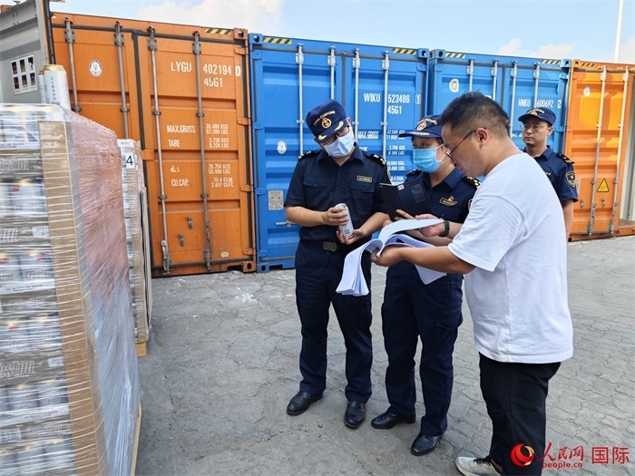 8月3日，鄭州車站海關(guān)工作人員在查驗(yàn)報(bào)關(guān)貨物。人民網(wǎng) 崔譯戈攝