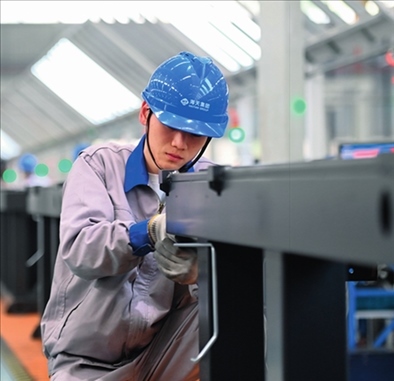 工人在海天國(guó)際控股有限公司海天大港生產(chǎn)基地作業(yè)（2023年2月1日攝）。黃宗治攝/本刊