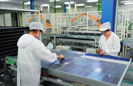 在浙江省臺(tái)州市黃巖區(qū)省級(jí)專精特新“小巨人”企業(yè)浙江公元新能源科技股份有限公司，工作人員生產(chǎn)太陽(yáng)能電池組（2023年8月9日攝）。翁忻旸攝/本刊