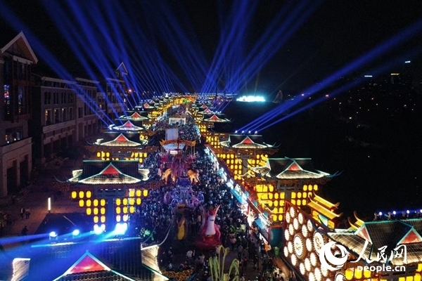廣西南寧市良慶區(qū)的“南寧之夜”街區(qū)燈火璀璨。人民網(wǎng) 王勇攝