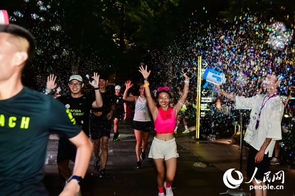 運動愛好者參加上海外灘楓徑NIKE熒光跑。圖片由BFC外灘金融中心提供