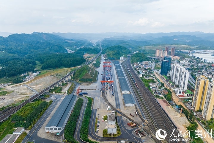 航拍貴陽國(guó)際陸港。人民網(wǎng)記者 涂敏攝