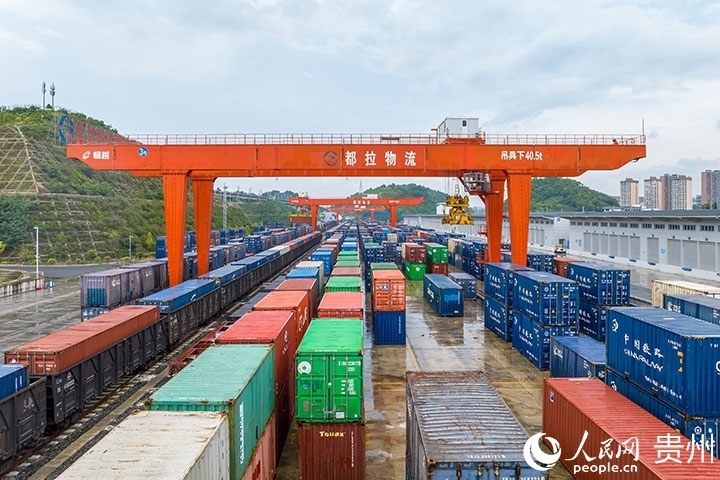 裝滿貨物的集裝箱整齊排列在貴陽國(guó)際陸港。人民網(wǎng)記者 涂敏攝