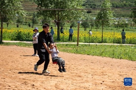 8月12日，游客在寧夏固原市涇源縣大灣鄉(xiāng)楊嶺村玩耍。新華社記者 李旭倫 攝