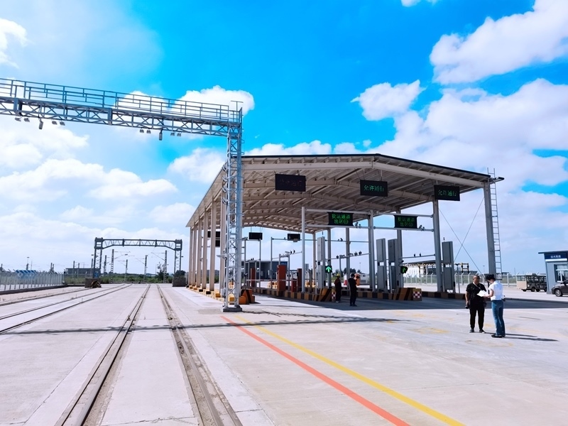 中歐班列（沈陽(yáng)）集結(jié)中心貨運(yùn)通道。人民網(wǎng)記者 栗翹楚攝