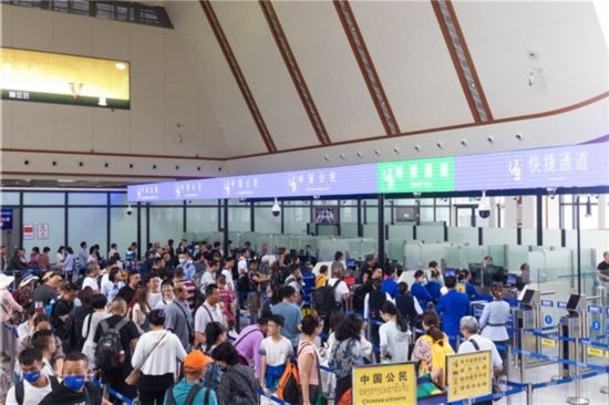 7月22日，乘坐中老鐵路國際旅客列車的旅客在磨憨邊檢大廳排隊(duì)候檢。衛(wèi)海林 攝