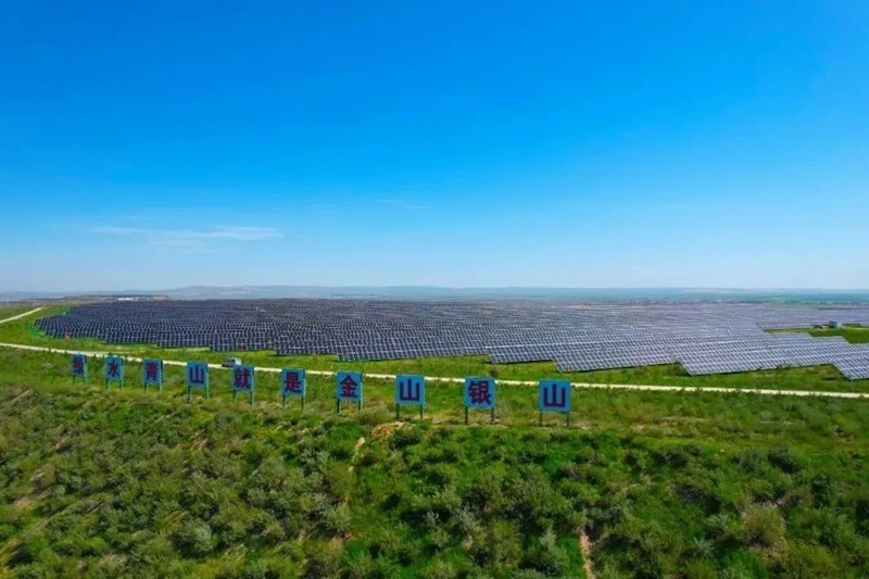 勝利能源露天礦排土場(chǎng)15.3萬千瓦光伏電站并網(wǎng)發(fā)電。受訪者供圖