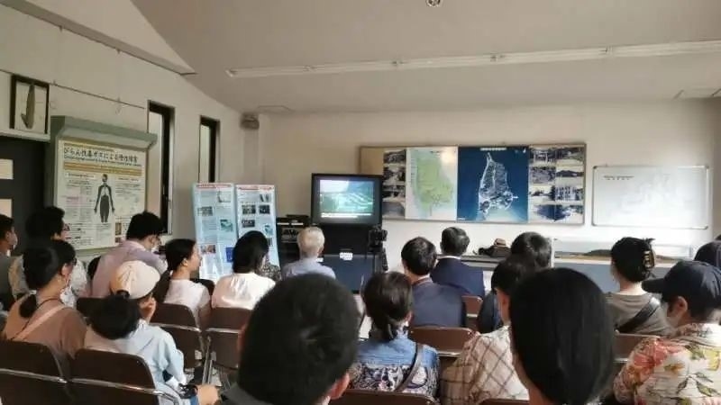 觀看日軍發(fā)動毒氣戰(zhàn)的影像資料。中國駐大阪總領(lǐng)事館供圖