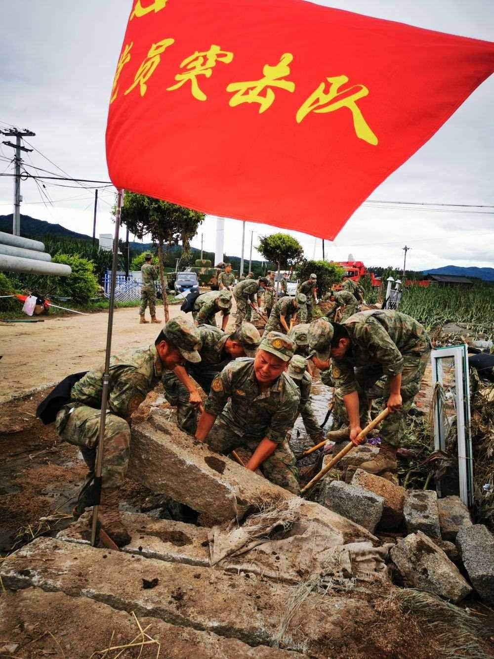 8月7日，陸軍第78集團(tuán)軍某旅組織黨員突擊隊在吉林舒蘭市七里鄉(xiāng)清理路障。新華社發(fā)（劉洋 攝）