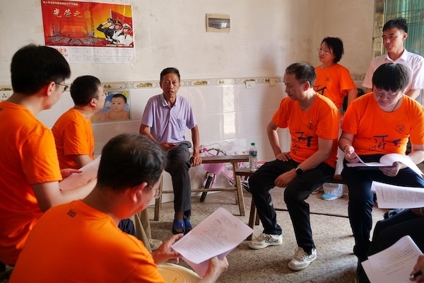 江西上饒“千村調(diào)查”分隊于余干縣上西源村入戶調(diào)查。校方供圖