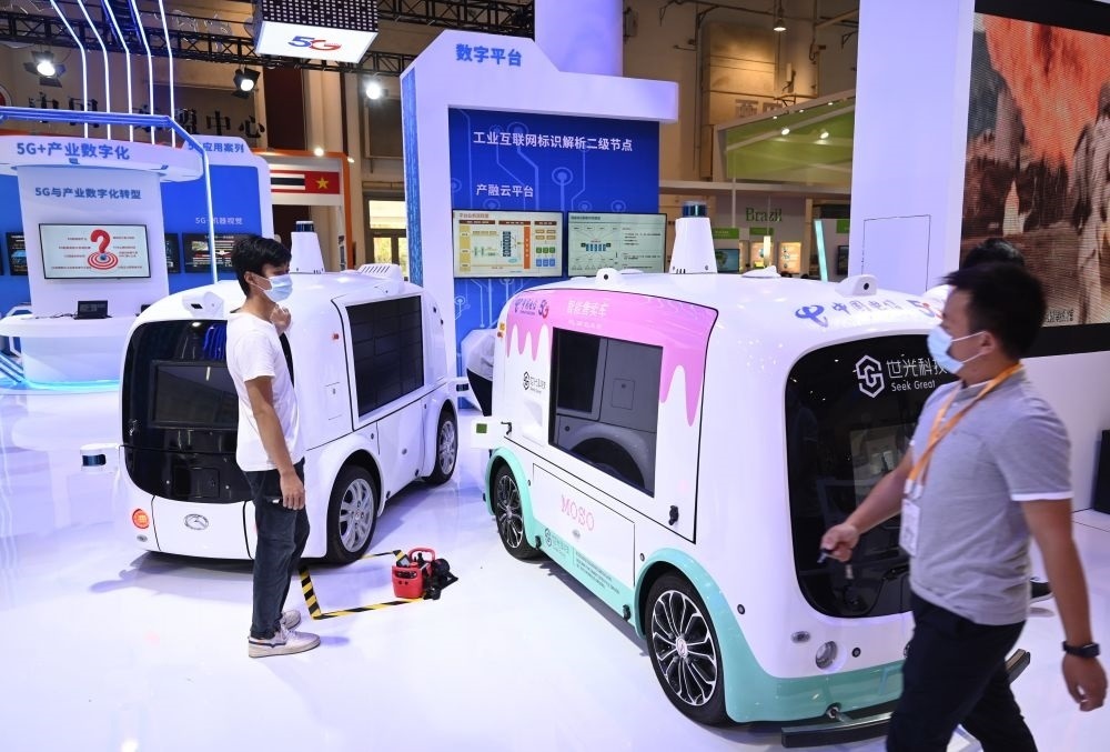 中國制造的智能汽車模型在2021金磚國家新工業(yè)革命展現(xiàn)場展出（2021年9月9日攝）。新華社記者 林善傳 攝