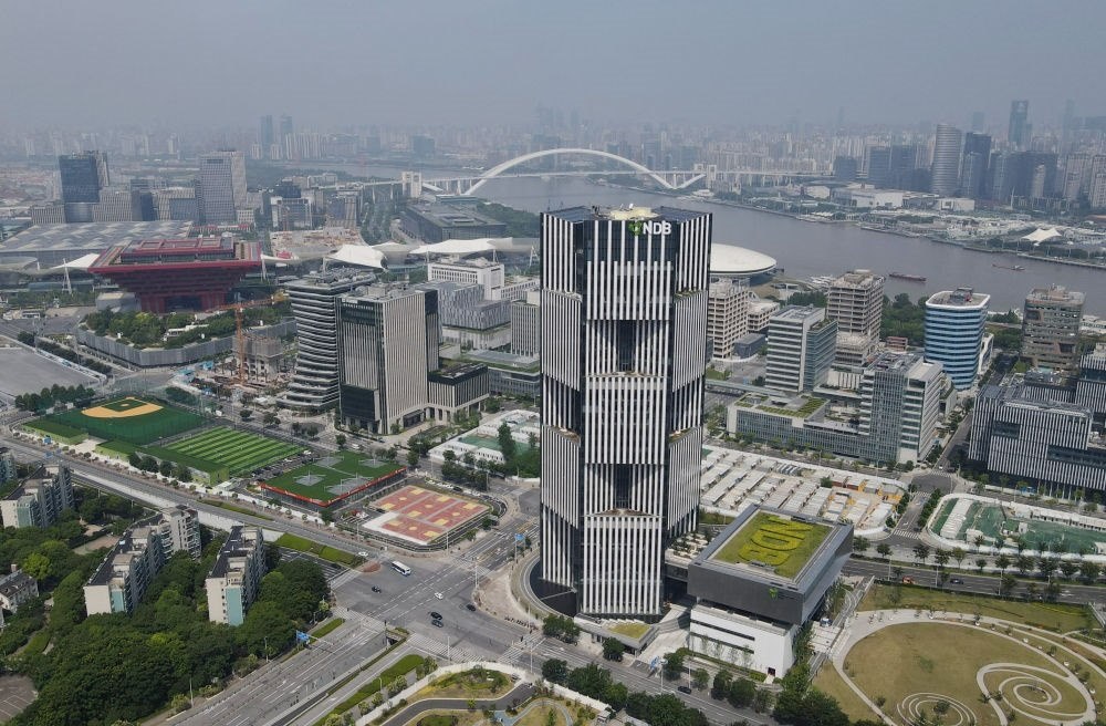 位于上海浦東新區(qū)世博園區(qū)的金磚國家新開發(fā)銀行總部大樓（2022年6月17日攝，無人機照片）。新華社記者 方喆 攝